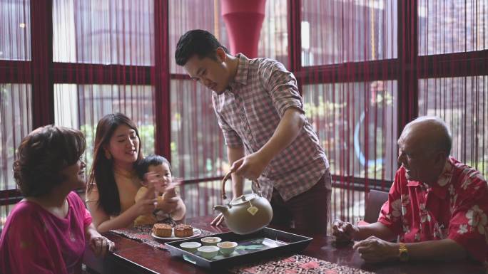 在家里享用传统的中秋月饼和中国茶