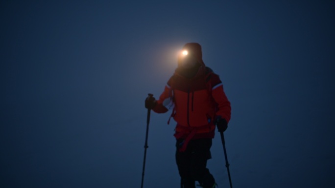 冬天雾蒙蒙的夜晚在山上徒步旅行。
