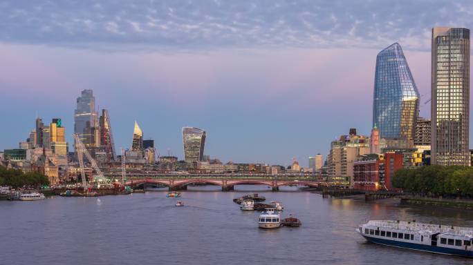 伦敦金融中心的城市天际线，有摩天大楼和泰晤士河，日夜交替——4k延时（平移）