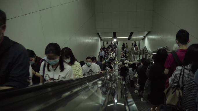 实拍广州地铁高峰期人流