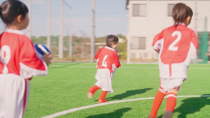 女子儿童足球或足球队队员进行耐力训练