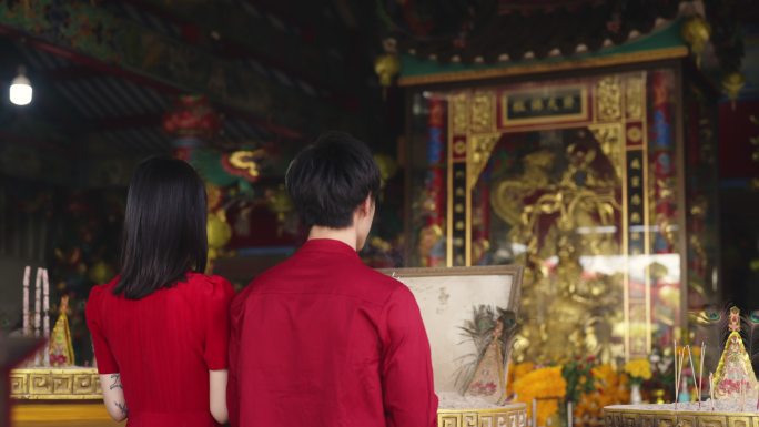 这对夫妇在春节期间向中国的神献祭。