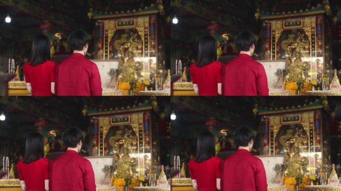 这对夫妇在春节期间向中国的神献祭。