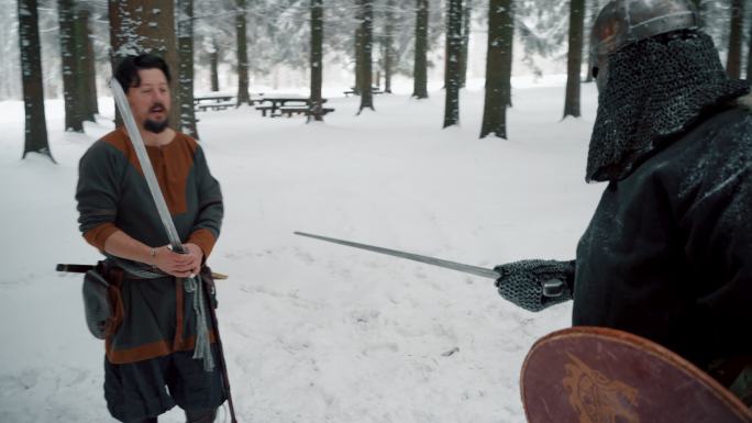 冬天，中世纪的战士们在森林里练习战斗技能