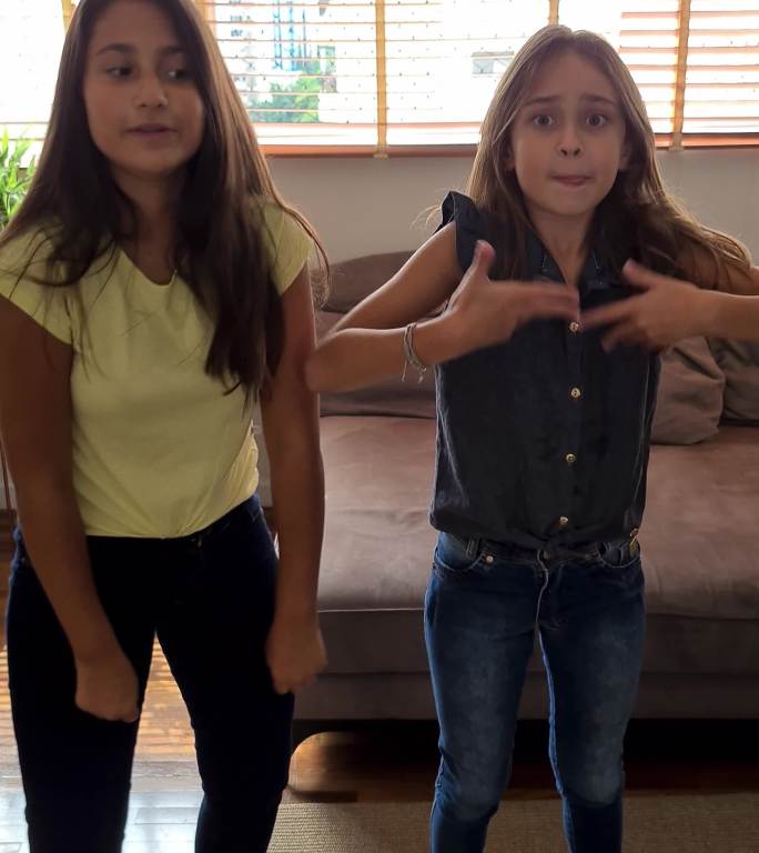 姐妹们在家里为社交媒体跳舞——手机摄像头视角