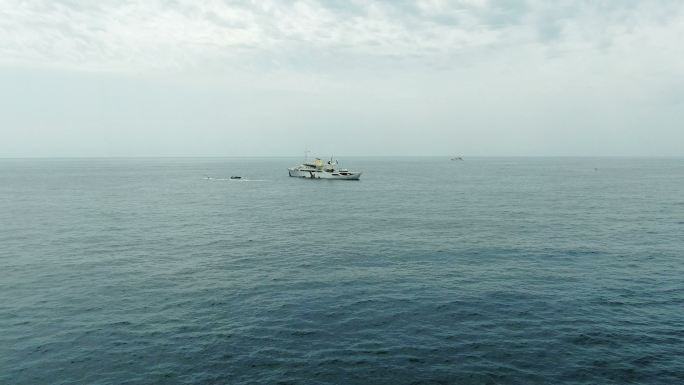 游艇俱乐部景观。白色的船在蓝色的海水中。股票视频股票视频