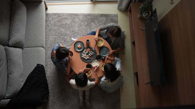 家庭在家吃日本食物的高角度视角