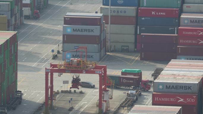 4K正版-深圳盐田港码头运输中的集装箱车