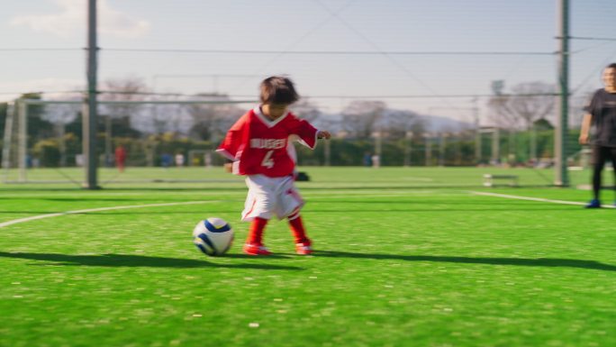 小学儿童足球队或足球队成员练习投篮，提高防守和进攻技能