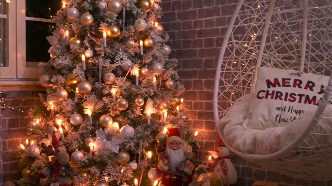 家中壁炉旁装饰的圣诞树