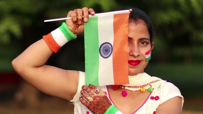 戴着印度三色旗遮住半张脸的女人