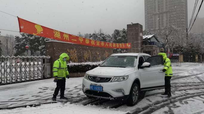 湖州雪景汽车拖车