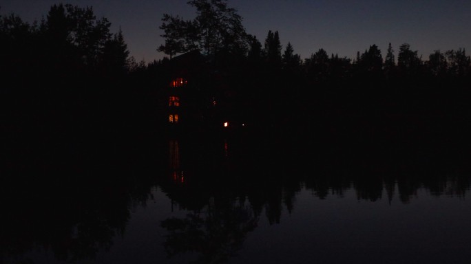 夏天夜晚湖边的豪华木屋