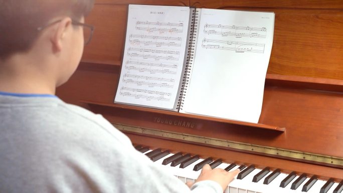 儿童少年 钢琴演奏 弹琴 特写 琴键 手