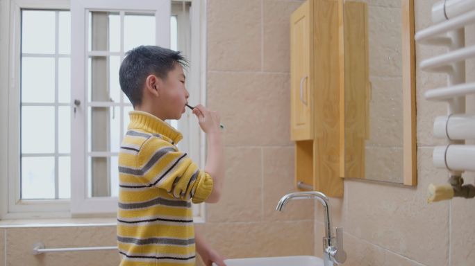 小男孩在浴室刷牙洗漱洗刷生活习惯