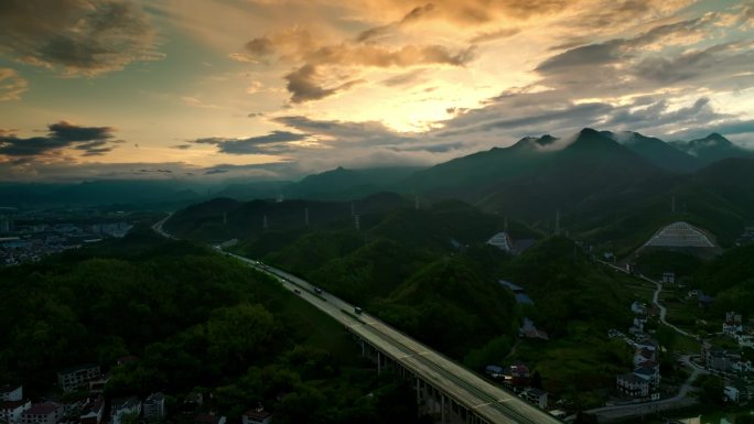 深山落日一望无际的公路