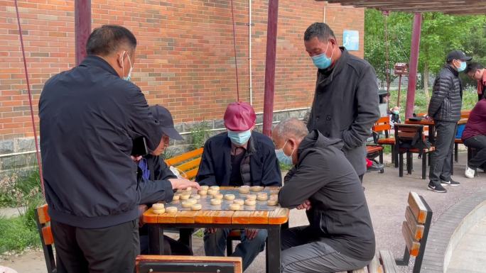 疫情之下小区下象棋的人