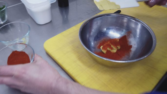 一位厨师准备鸡肉餐盘的详细照片