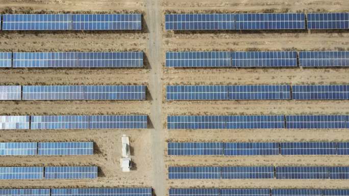 沙漠中太阳能电池板的无人机视角