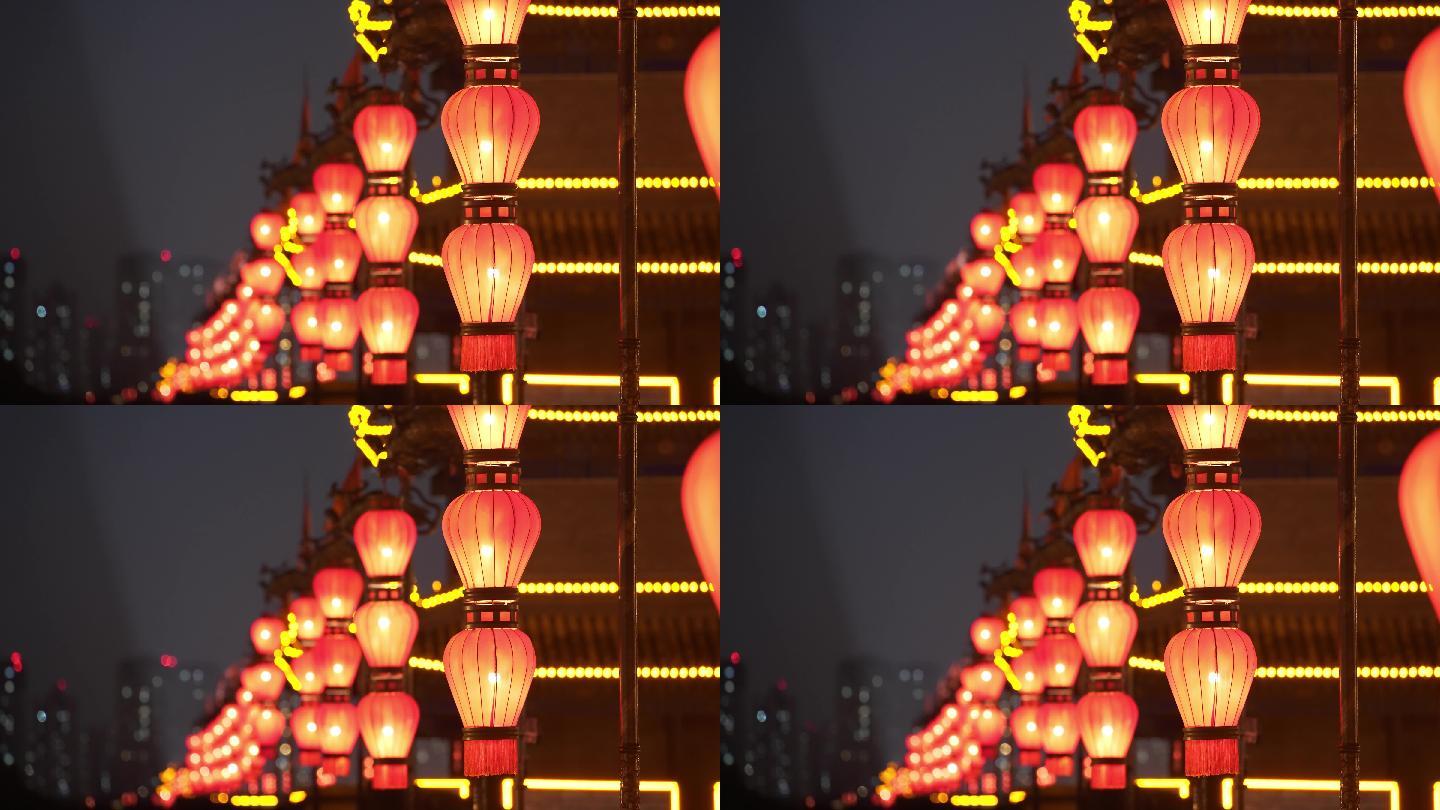晚上古城墙顶部的龙旗和灯笼/中国陕西西安