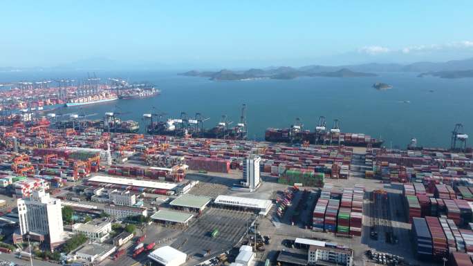 无人机俯瞰深圳盐田港国际集装箱码头的繁忙景象