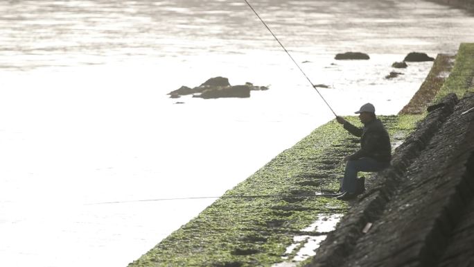 清晨海边钓鱼的老人