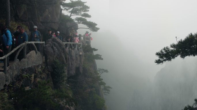 中国黄山黄山人们走在山顶小路上