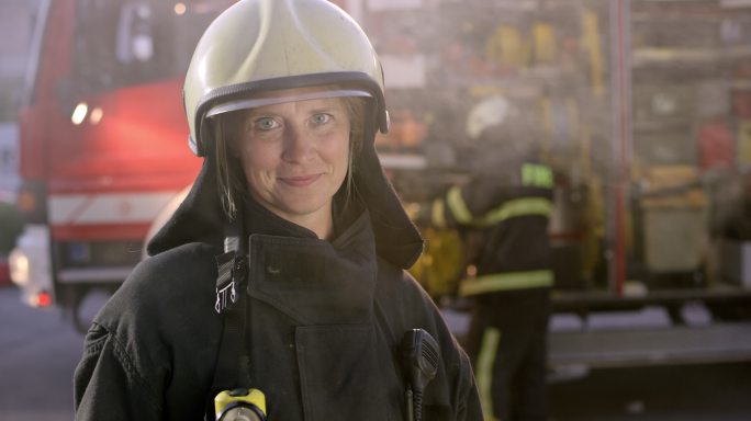 一位戴着防护头盔的女性消防员的肖像
