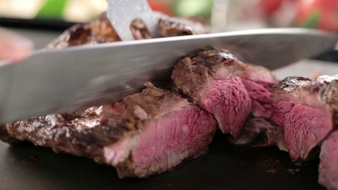 在电烤架上切肉吃肉