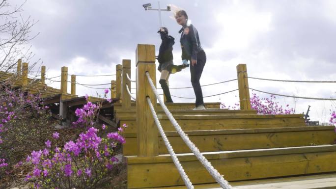 户外登山大长腿登山女生