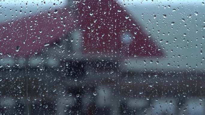 窗户上流下的雨