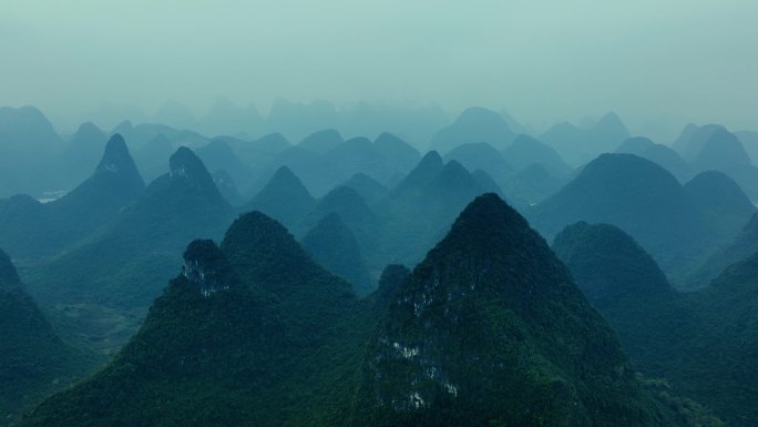 中国桂林山鸟瞰图层峦叠翠崇山峻岭