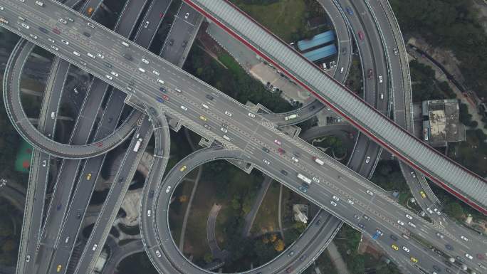 复杂立交桥和繁忙交通的鸟瞰图