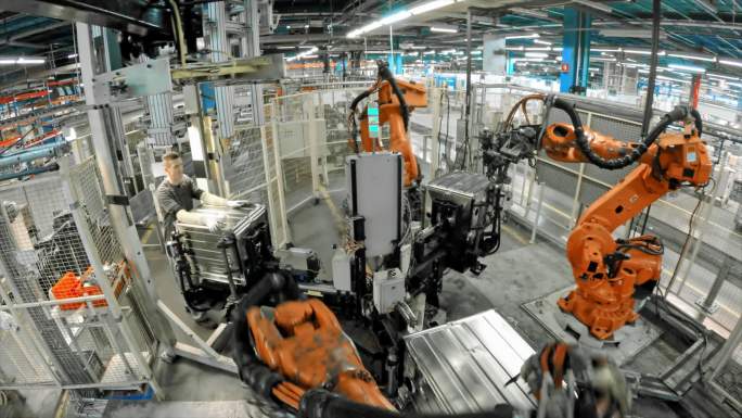 在工厂工作的延时工业机器人