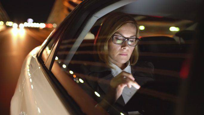 WS-Cinemagraph，一名女商人在出租车上使用平板电脑