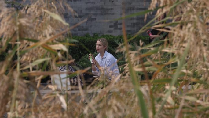 芦苇里的国外美女人物风景老外河边芦苇荡