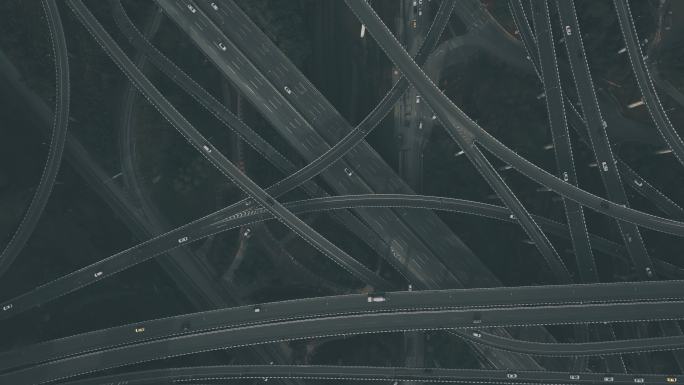 繁忙交通鸟瞰图错综的公路