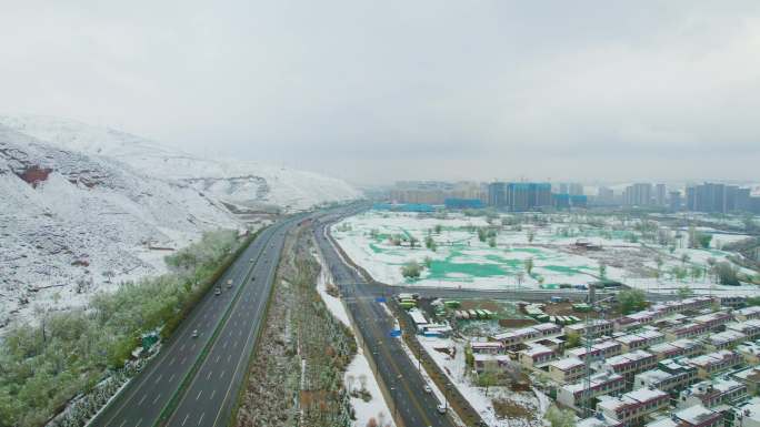 雪中高速公路