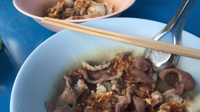 泰国曼谷煮内脏猪肉面