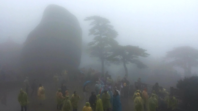 黄山雨中的游客阴雨连绵