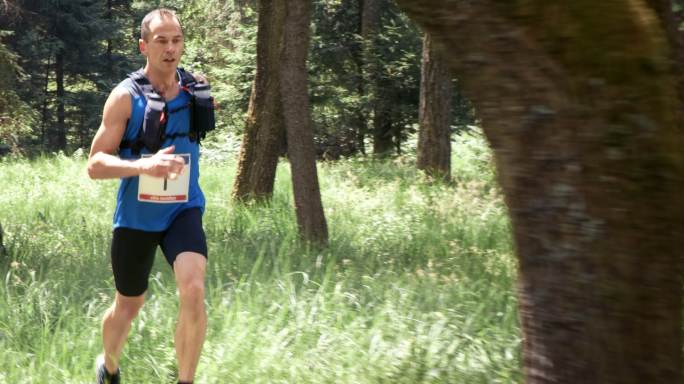 斯洛莫兹男子参加穿越森林的马拉松比赛