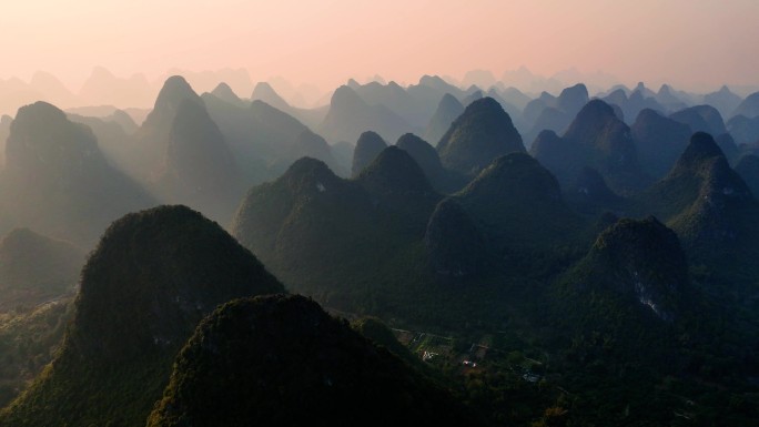 中国桂林日落时山的鸟瞰图