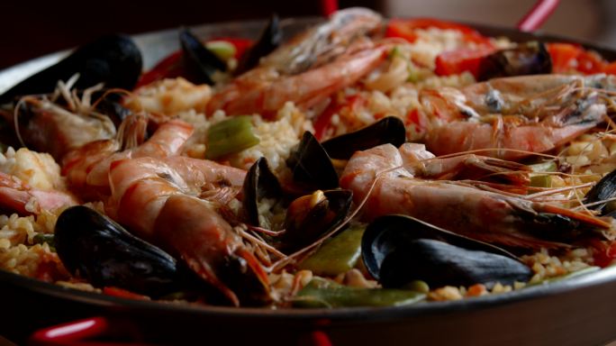 用虾、鱿鱼、贻贝、青豆和辣椒制作海鲜饭