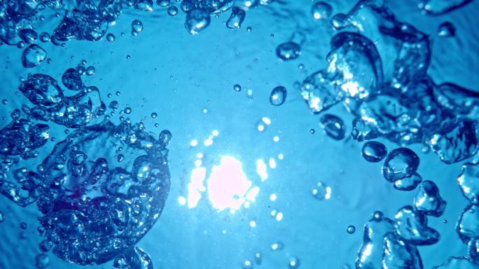 SLO MO蓝色水下大气泡浮出水面