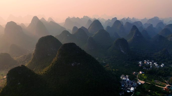 中国桂林山日落鸟瞰图