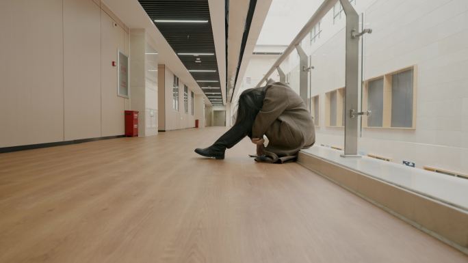 迷路的年轻女子坐在医院里