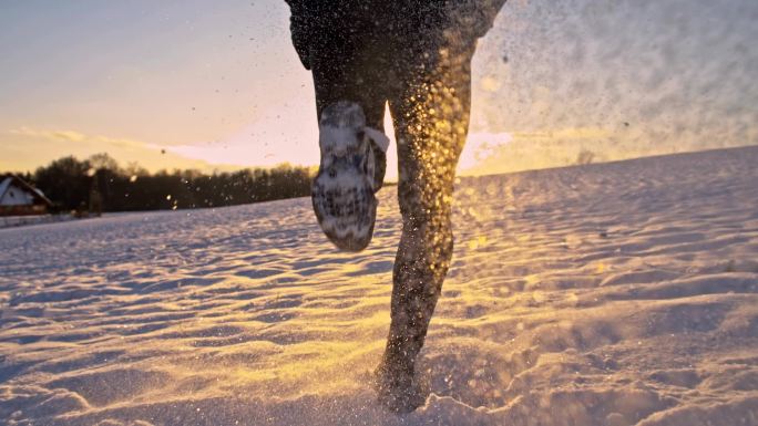 在雪中慢跑奔跑光明