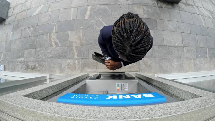 监控录像显示，一名非裔美国女商人在ATM机上插入银行卡并输入PIN