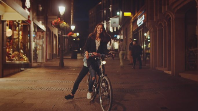 女孩们晚上骑自行车