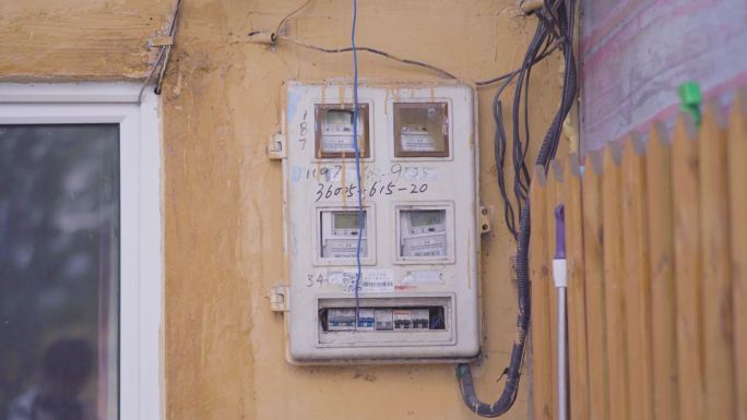 小镇老旧电表盒